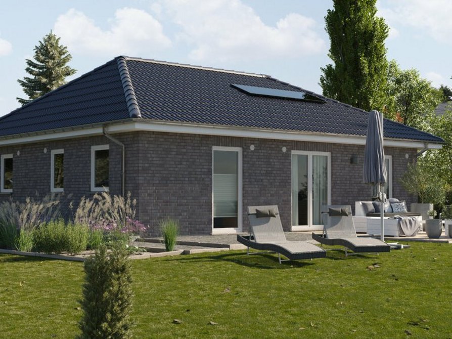 Der Bungalow 92 in der Variante Klinker Nr. 3 und Dach in Anthrazit mit Blick auf den Garten und Terrasse